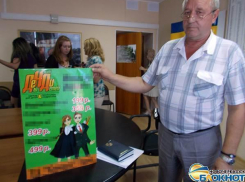 В Новочеркасске пытаются побороть рекламу на деревьях