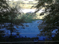 В Новочеркасске рабочие вылили откачанную из канализации жижу под окна жилого дома