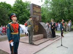 Открытие памятника в честь погибших выпускников Новочеркасского училища связи попало на видео