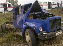 На автодороге Новочеркасск - Багаевская перевернулся грузовик с водой
