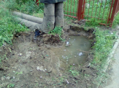 Угрожающая безопасности пешеходов глубокая лужа натекла из водопроводной трубы в Новочеркасске