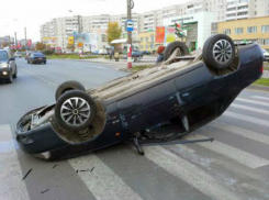 Водитель и пассажир получили травмы в результате переворота иномарки в центре Новочеркасска
