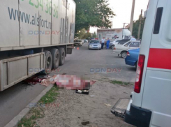 В Новочеркасске многотонная фура насмерть раздавила упавшую старушку