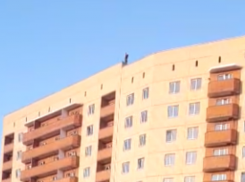 Гуляющий по крыше многоэтажки мужчина шокировал новочеркасцев