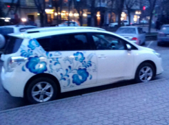 Расписанный под Гжель автомобиль колесит по ростовским улицам