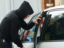 В Новочеркасске злоумышленник украл деньги из машины
