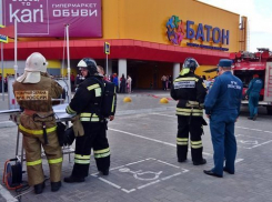 Новочеркасские пожарные провели учения в ТЦ «БАТОН»