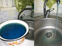 Льющаяся из крана вода синего цвета удивила и напугала новочеркасцев
