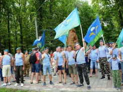 Показательные выступления, каша и митинг: в Новочеркасске отметили День ВДВ