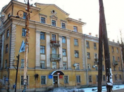 В Новочеркасске со здания студенческой поликлиники кирпич упал на голову студентки