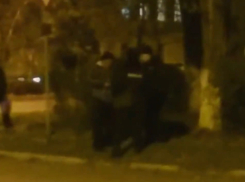 Жесткие разборки полицейских с извращенцем в Новочеркасске попали на видео
