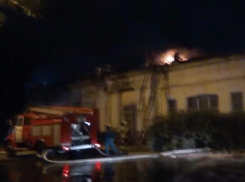 Грандиозный пожар на территории воинской части в Новочеркасске попал на видео