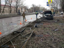 Потерявшая управление «Ауди» снесла 30-метровый забор в Новочеркасске