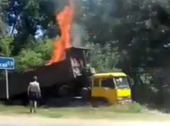 Объятый пламенем грузовик на трассе под Новочеркасском попал на видео