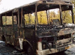 Автобус с пассажирами сгорел дотла на федеральной трассе под Новочеркасском