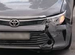 Toyota столкнулась с автобусом на встречке из-за лихача на ВАЗе в Новочеркасске
