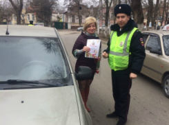 Прекрасных автолюбительниц Новочеркасска с праздником поздравлял «Цветочный патруль»