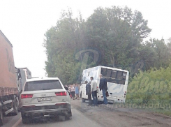 Автобус Новочеркасск – Ростов с пассажирами чуть не перевернулся при объезде пробки по обочине