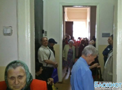 В Новочеркасске в расчетный центр с платежками за коммуналку выстраиваются очереди по 100 человек