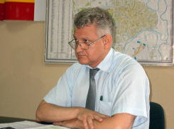 Главный архитектор Новочеркасска не видит палисадников на улице Энгельса, отданных под парковку
