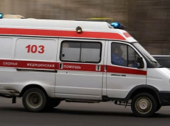 В Новочеркасске скутерист столкнулся с цементовозом и попал под кроссовер