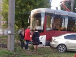 В Новочеркасске новый трамвай сбил летящую через пути «Мазду»