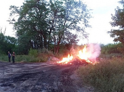 Грузовик из Новочеркасска выгрузил горящий мусор в соседнем районе