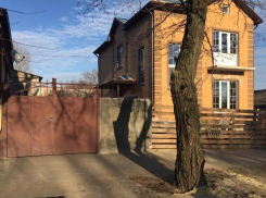 Забору здесь не место: новочеркасцев обязали убрать ограждение с тротуара