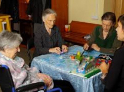 Пенсионерам Новочеркасска провели арт-занятие