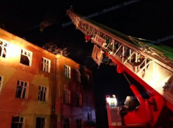 В Новочеркасске пожар в заброшенном здании едва не обернулся трагедией для десятков детей