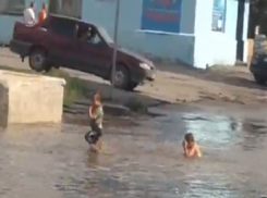 В микрорайоне Донской дети купались в луже на проезжей части