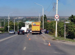 В Новочеркасске легковушка попала под фуру