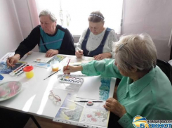 В Новочеркасске ветераны войны учатся рисовать
