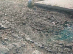 В Новочеркасске вручную сняли асфальт с исторической брусчатки