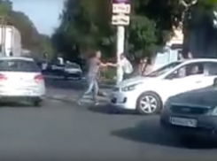 Буйный водитель-хам напал на пешехода в центре Новочеркасска