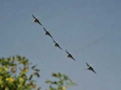 Над Новочеркасском пролетели истребители