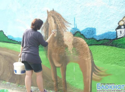 В Новочеркасске художники раскрасили забор в детском парке «Казачок»