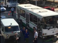В Новочеркасске пассажирский автобус попал в аварию
