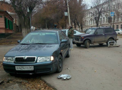 В Новочеркасске «Нива» лишилась кенгурятника, не уступив дорогу на перекрестке