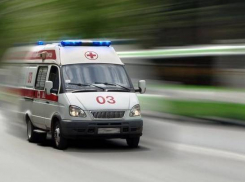 В Новочеркасске после столкновения с автобусом перевернулась легковушка