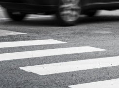 В Новочеркасске на «зебре» сбили женщину с ребенком