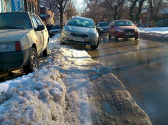 В Новочеркасске снегоуборочная техника закапывает людей в их собственных расчищенных дворах
