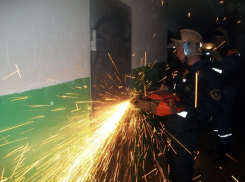 Новочеркасские спасатели после вскрытия квартиры обнаружили в ней труп пожилой женщины