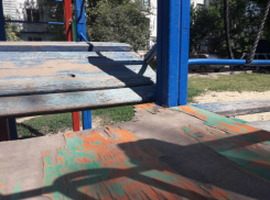 «Разбитая площадка угрожает безопасности детей», - жительница микрорайона Молодежного Новочеркасска