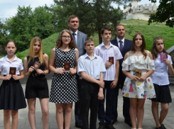 В День России семи новочеркасцам вручили паспорта 