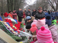 В Новочеркасске юные помощники ГАИ почтили память погибших воинов