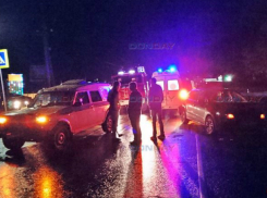 Протараненный инкассаторской «Нивой», «Фольксваген» сбил девушку на выезде из Новочеркасска