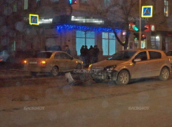 В Новочеркасске водитель «Ниссана» не успел проскочить перекресток на красный