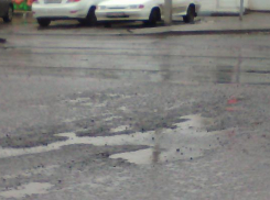 Асфальт и тротуар на Баклановском проспекте уже пришел в негодность