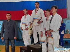 В рукопашном бою спортсмены Новочеркасска забрали медальный комплект